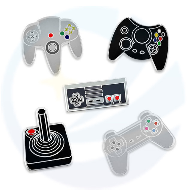 عالي الجودة مخصصة على شكل ألعاب Console TV Lapel Pin Pin Metal Gamepad Game Vintage Retro Monamel PIN