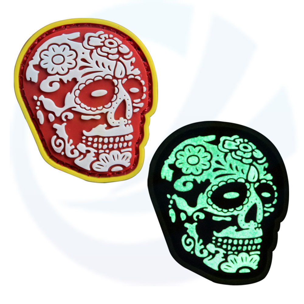 الجملة المخصصة 2D/3D PVC Patch Skull Glow في التصحيح المطاطي الناعم الداكن PVC